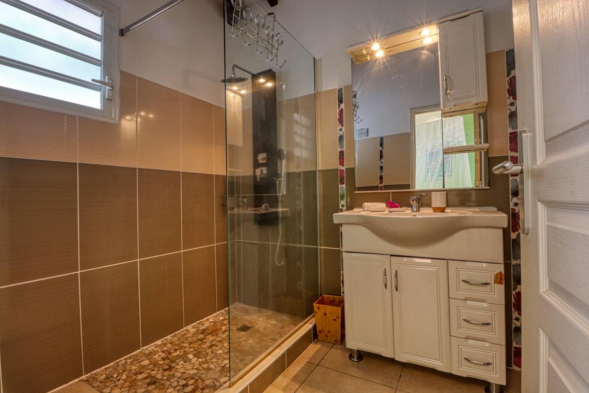 Location villa Martinique Salle de douche 1